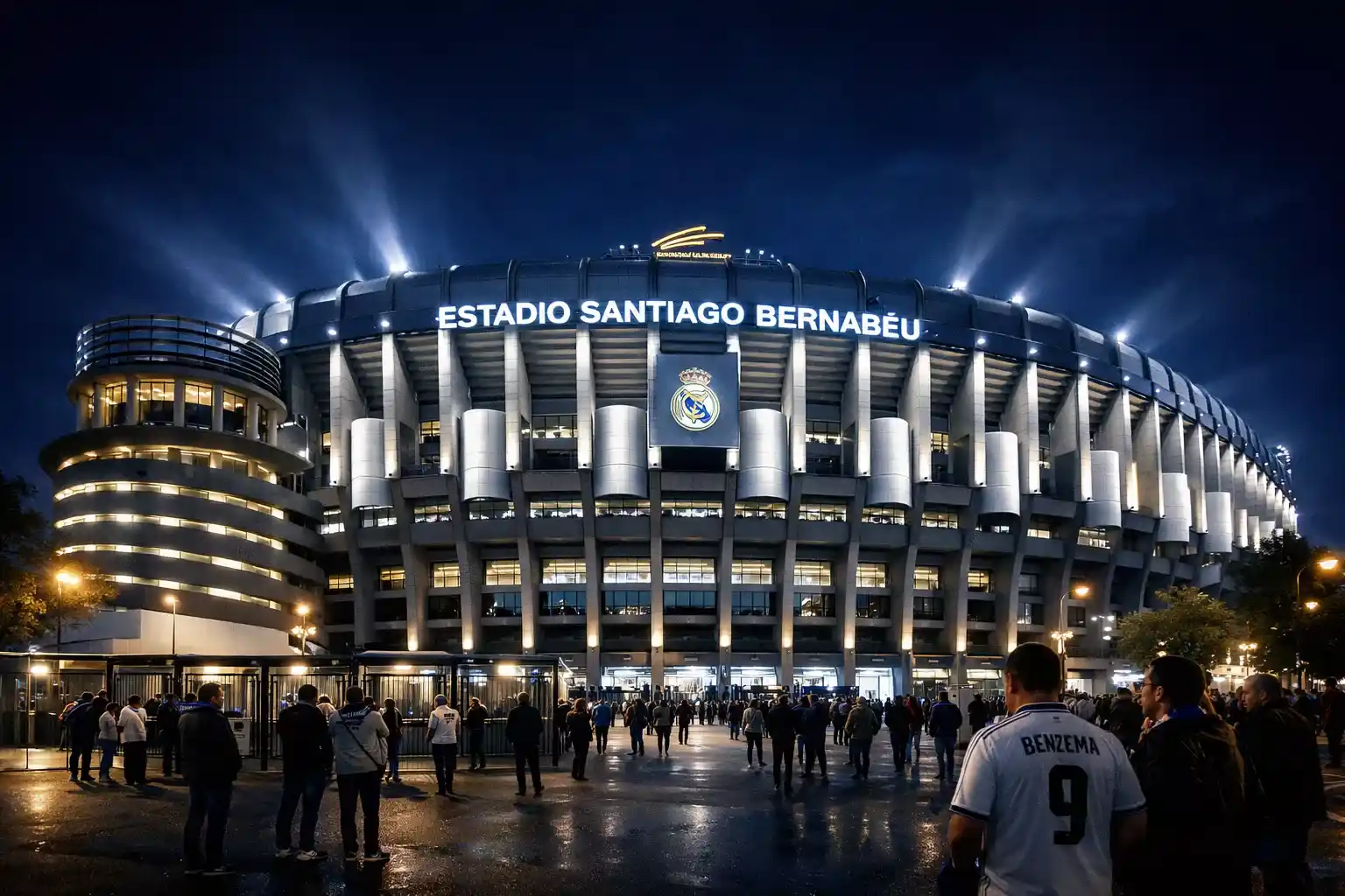 Estadio Santiago Bernabéu iluminado en una noche de partido